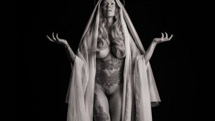 Leah Jung posa desnuda como la Virgen María