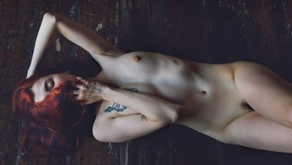 Nina Sever hermosa pelirroja erótica modelo desnuda
