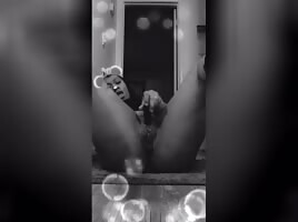 En el espejo chorreando