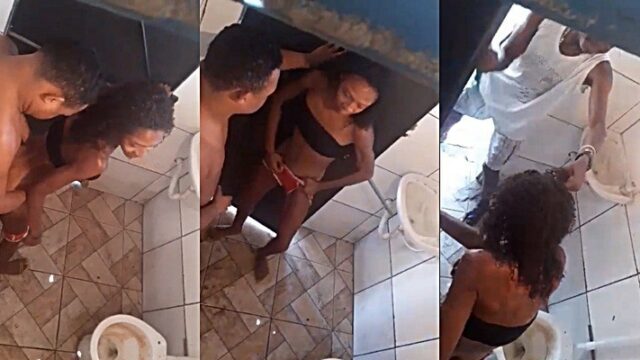 El papá encuentra a su hija cantando en un baño público