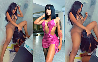 La dominicana Roxy La Leche comiéndose el toto de uno de sus amigos