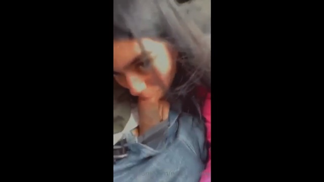 Estefany Vivas Mamando Guevo en Coche