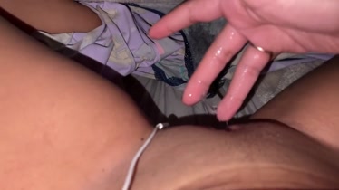 Adolescente cachondo con el coño mojado que se masturba