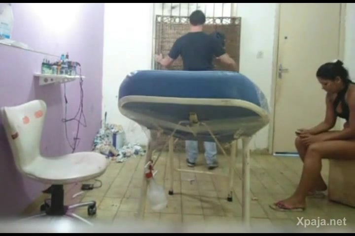 Culona pagando el tatuaje