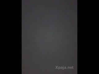 El amigo los registra sin que ellos sepan mientras Rapan en los negocios