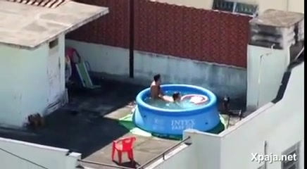 Grabado tomar a un gordo en una piscina casera