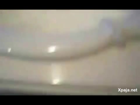 Haciendo travesuras frente al espejo del baño