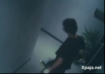 La cámara de seguridad lo captura tomándolo