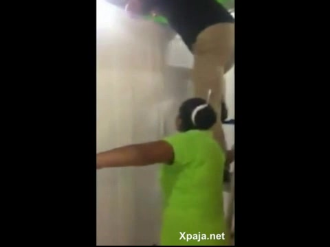 Lesbiana no quería salir del baño