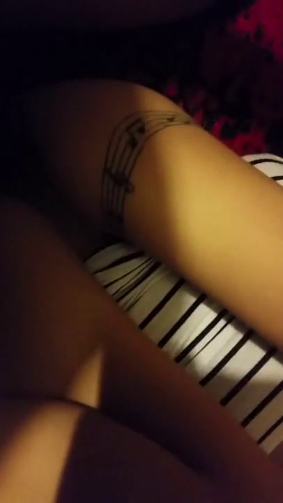 La follan, hablan por teléfono