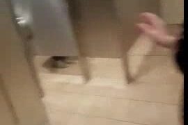 Niña lesbiana que se adapta a otra en el baño público