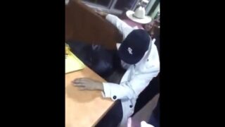 Son expulsados ​​al atraparlo mamá al novio