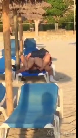 También lo son el turista en la playa