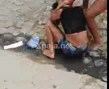 Tetas afuera en la pelea del vecindario