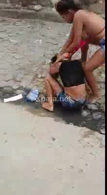 Tetas afuera en la pelea del vecindario