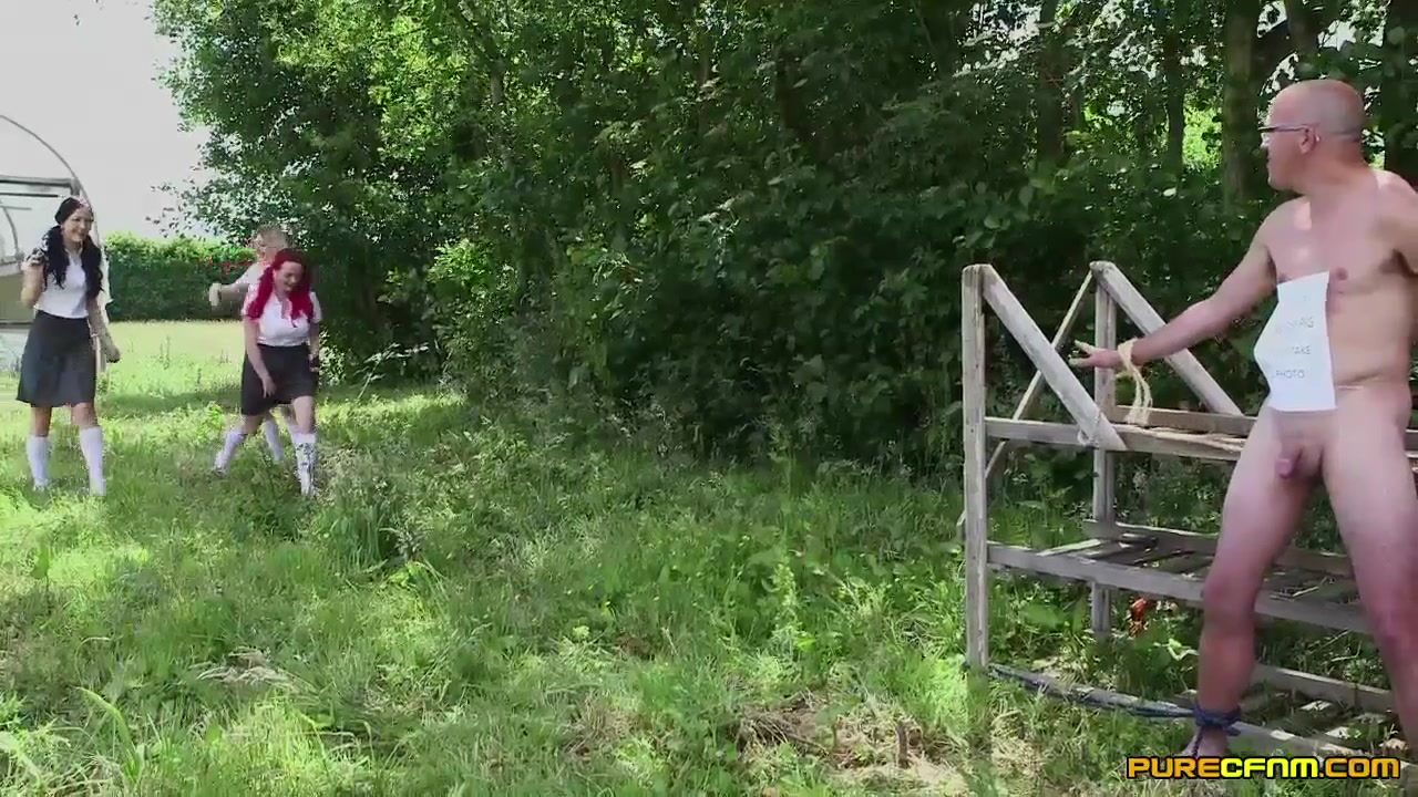 Tres chicas encuentran un viejo atado en el bosque.