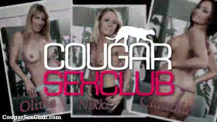 Tres mujeres maduras sostienen un año de 20 años.