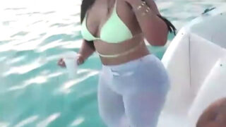 Ella tiene su morena con flujo dominicano