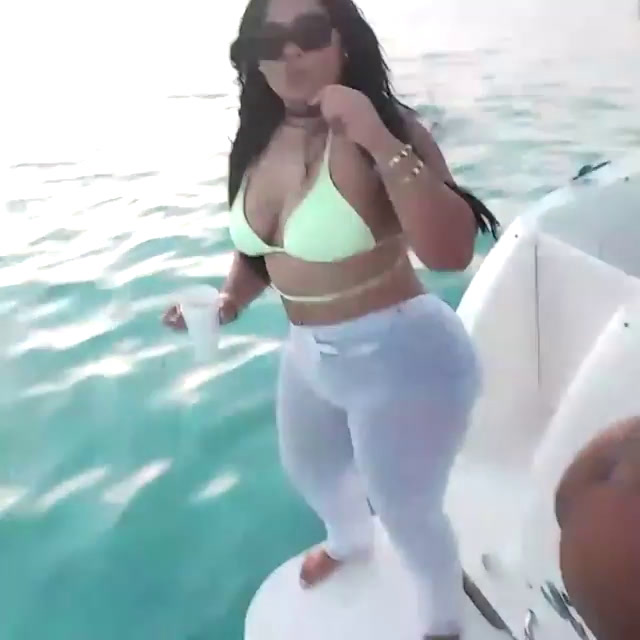 Ella tiene su morena con flujo dominicano