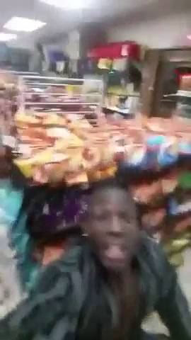 Estos dos si están locos follando en la tienda de comida