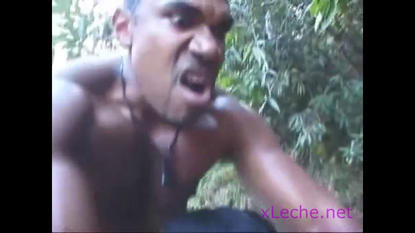 Hombre rabioso Sorprendida Mujer en el río