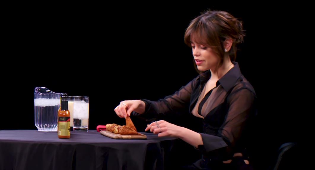 Jenna Ortega Nipple Slip Hot One Entrevista Video de YouTube