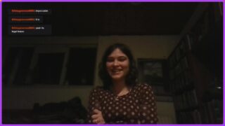 La adolescente tímida de streamer de twitch muestra sus tetas para el video del espectador