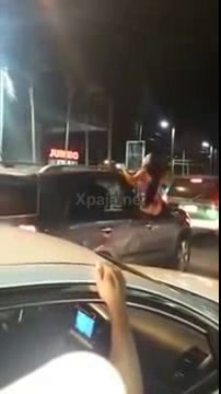 La mujer paraliza el tráfico en Moca Piliado