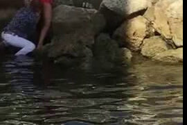 Mamá it en un lago en Miami