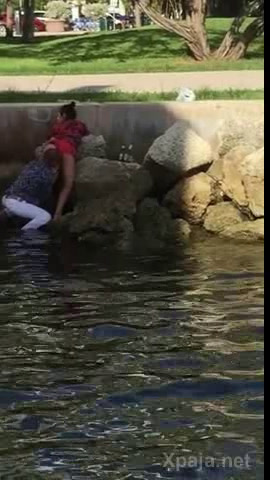 Mamá it en un lago en Miami