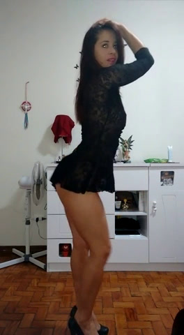 Morena baila sin bragas