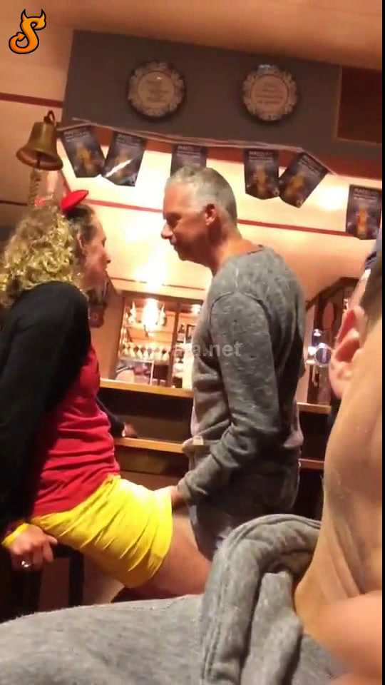 Poner tus dedos en el bar