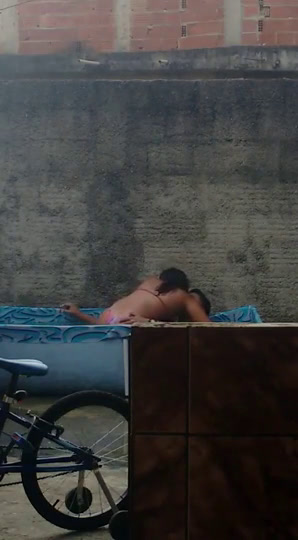 Sying en la piscina móvil