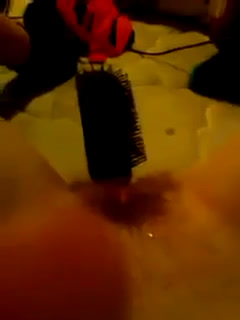 masturbándose con un cepillo