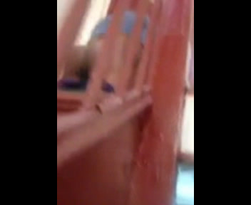 Bussin su culo en la escalera