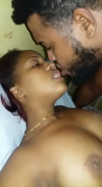 Pedro y Dinosca de los Alcarrizo dando a Pelukaso