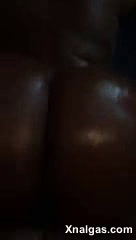 Se le registra mientras lo dan por su culo gigante