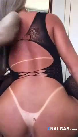 Transsexual abre su trasero a la presión